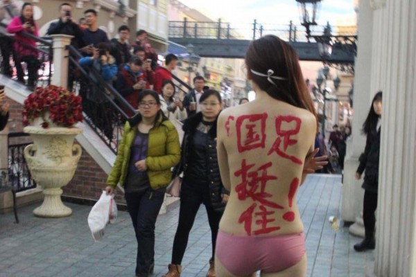 江水轻拂，茶香满溢的杭州夜生活